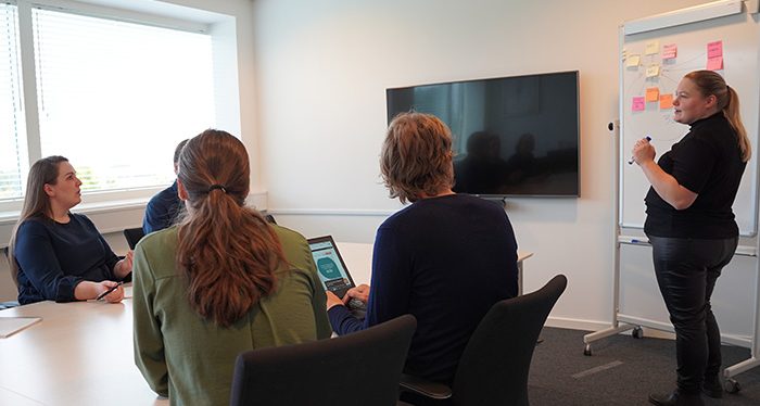 Saet-fuld-fokus-paa-at-skabe-engagerede-og-motiverede-arbejdsmiljoerepraesentanter_700x500_acf_cropped-1